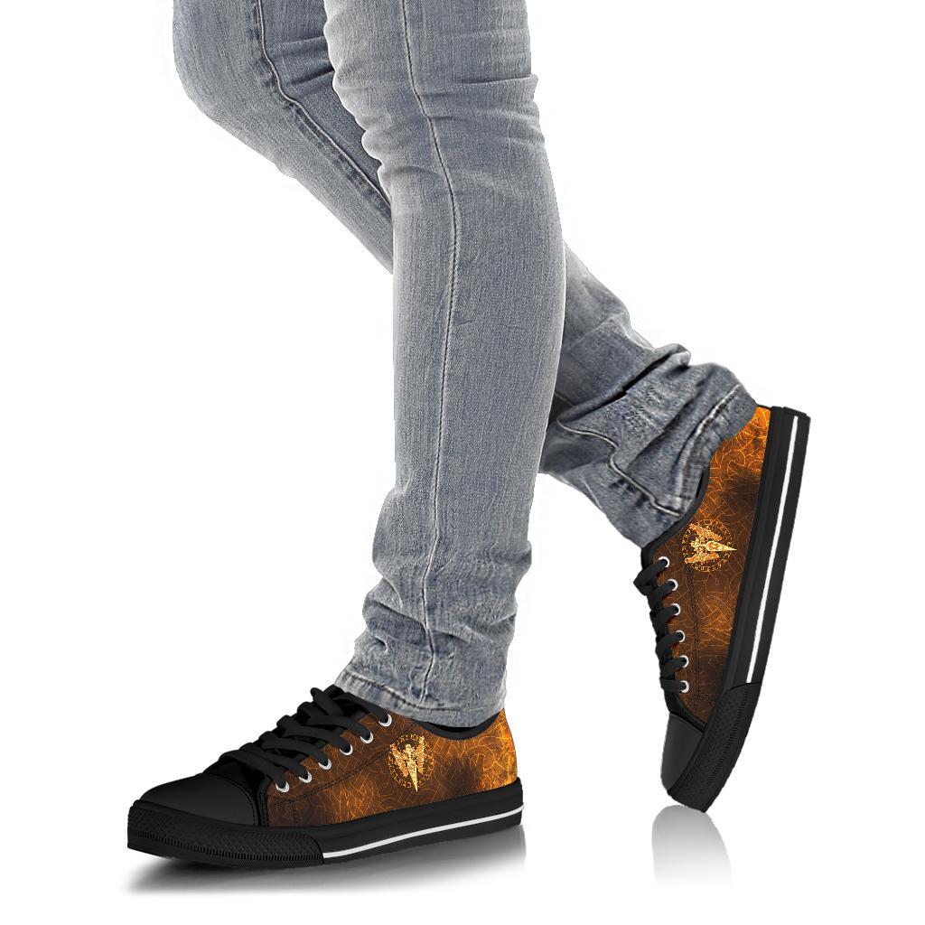 Viking Low Top Shoes Gold Spear Of The God Odin Gungnir and Two Gold Ravens RLT12